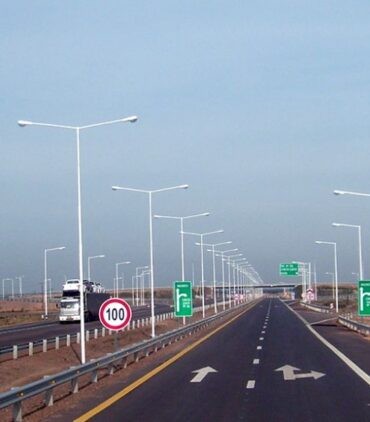 Autovía con iluminación y señalización