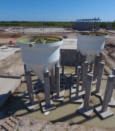 Tanques cónicos sobre columnas de hormigón
